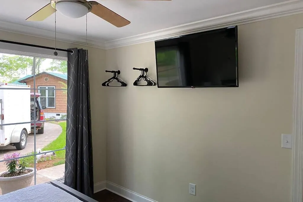 3-Bdr Direct Waterfront Cottage Charlotte