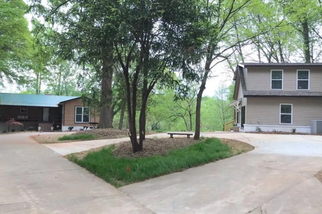 3-Bdr Direct Waterfront Cottage Charlotte